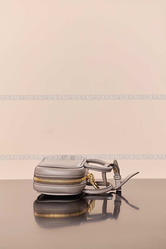 미우미우레더마이크로보백 20260317-140209-005루.jpg