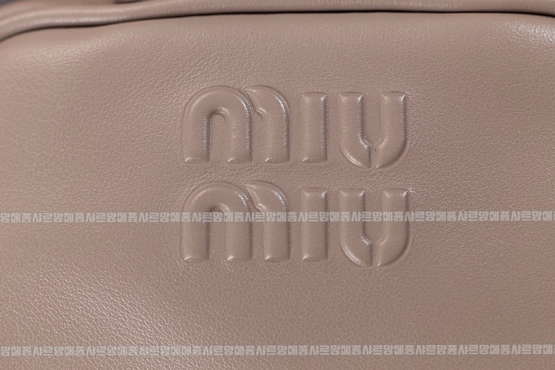 미우미우레더마이크로보백 20260317-140210-010루.jpg