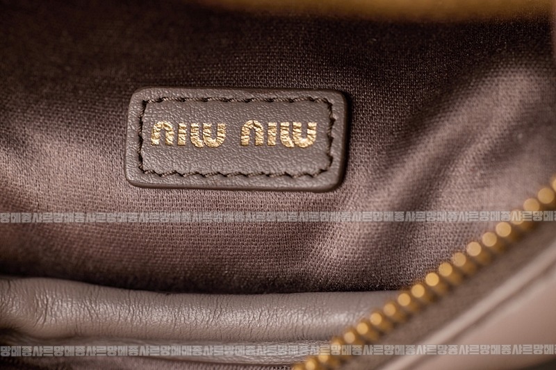 미우미우레더마이크로보백 20260317-140212-016루.jpg