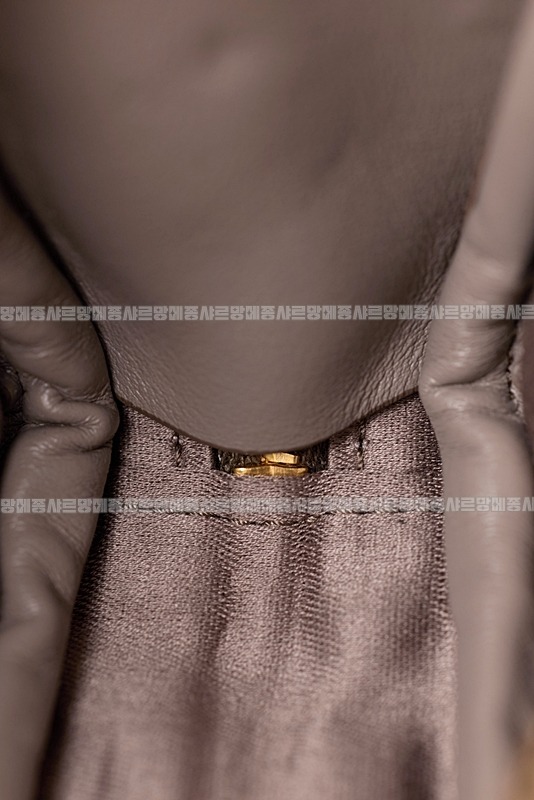 미우미우레더마이크로보백 20260317-140214-027루.jpg