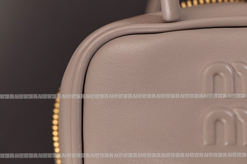 미우미우레더마이크로보백 20260317-140215-028루.jpg