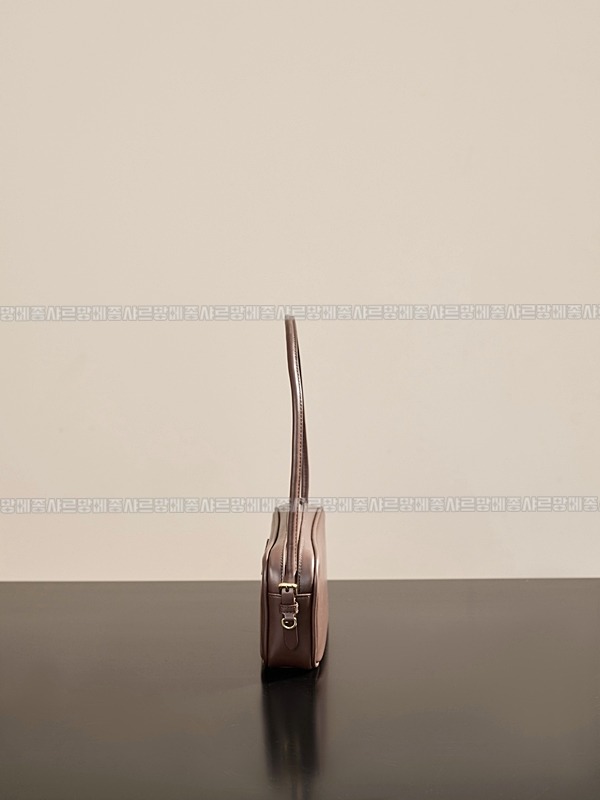 미우미우소프트파우치미니백 20260317-150909-005루.jpg