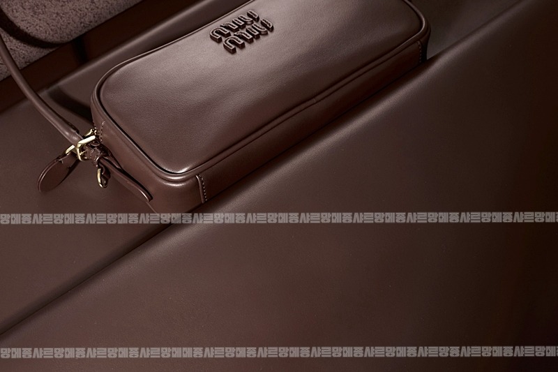 미우미우소프트파우치미니백 20260317-150912-026루.jpg