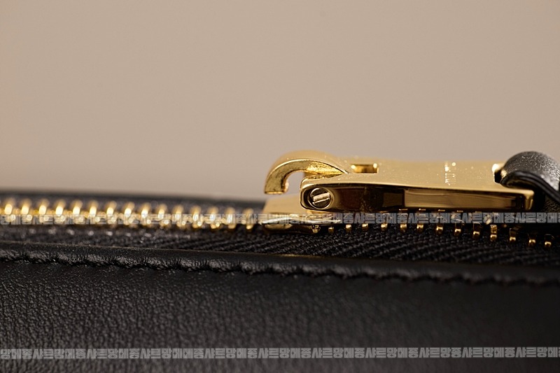 미우미우소프트파우치미니백 20260317-151243-018루.jpg