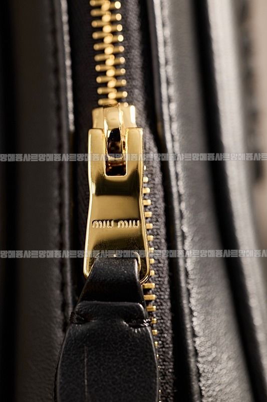 미우미우소프트파우치미니백 20260317-151244-022루.jpg