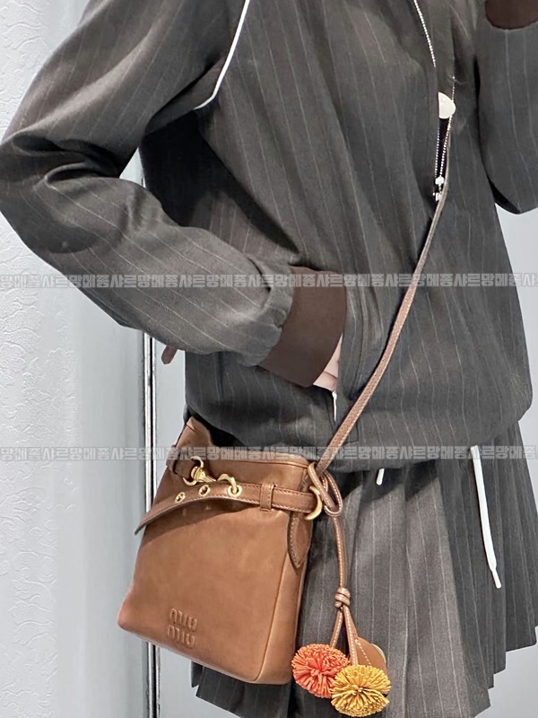 미우미우나파가죽파우치크로스백 20260317-154721-024루.jpg