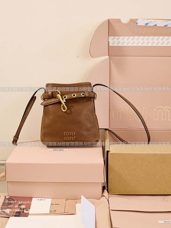 미우미우나파가죽파우치크로스백 20260317-154722-027루.jpg