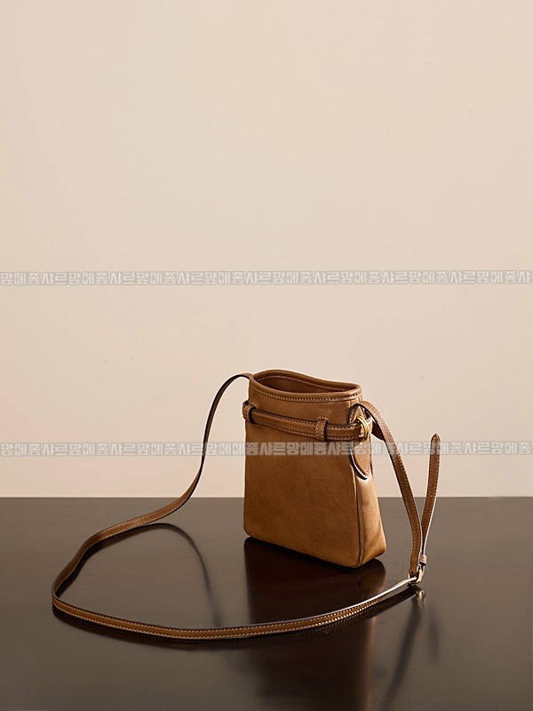 미우미우나파가죽파우치크로스백 20260317-154717-002루.jpg