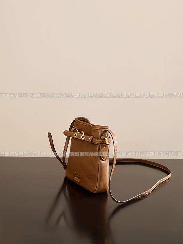 미우미우나파가죽파우치크로스백 20260317-154717-004루.jpg