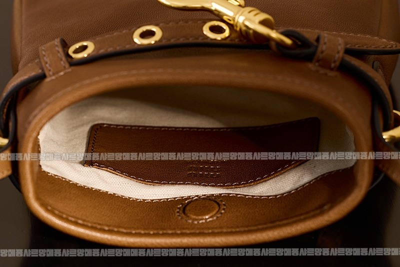 미우미우나파가죽파우치크로스백 20260317-154719-013루.jpg