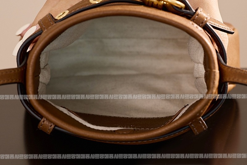 미우미우나파가죽파우치크로스백 20260317-154719-012루.jpg