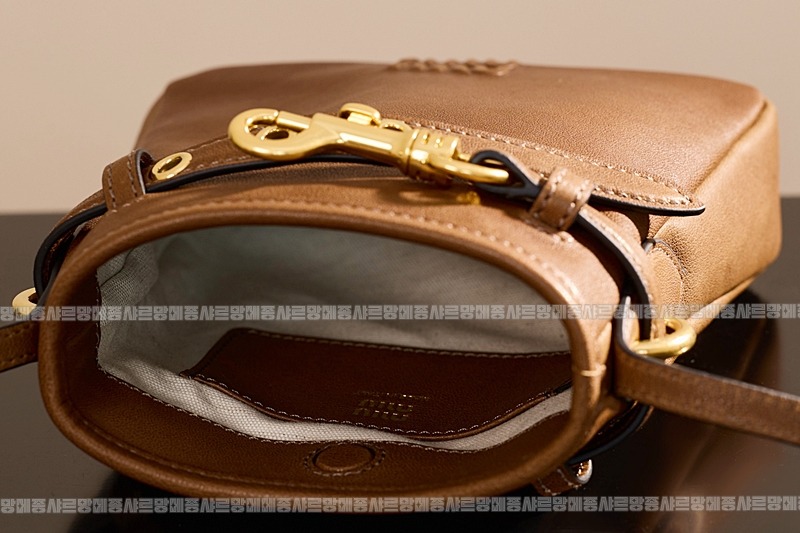 미우미우나파가죽파우치크로스백 20260317-154721-022루.jpg