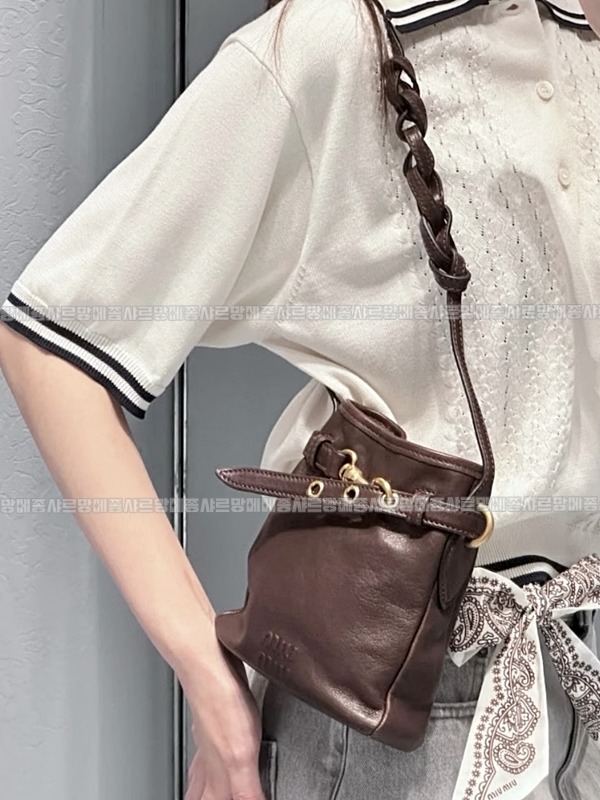 미우미우나파가죽파우치크로스백 20260317-155719-025루.jpg