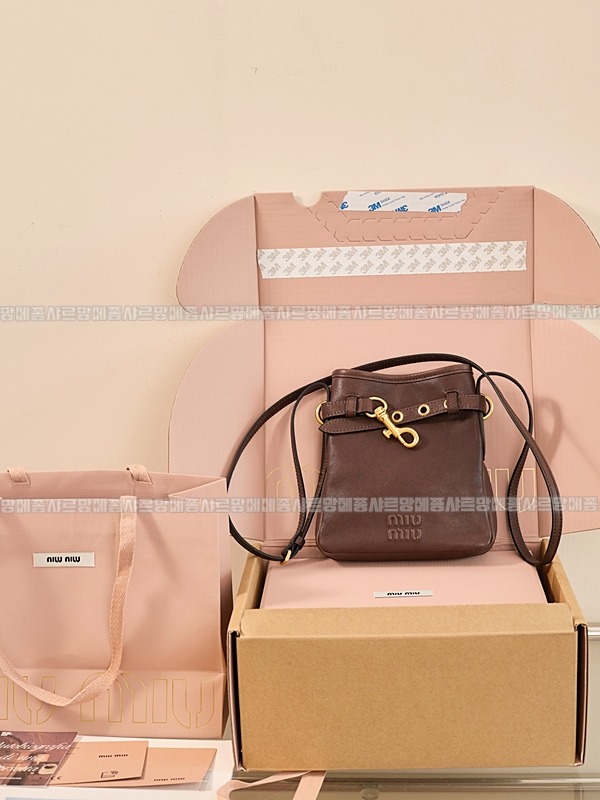 미우미우나파가죽파우치크로스백 20260317-155719-027루.jpg