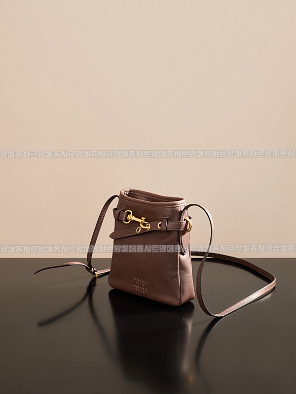 미우미우나파가죽파우치크로스백 20260317-155715-002루.jpg