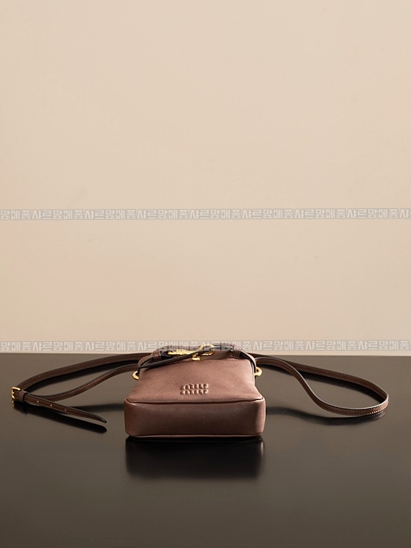 미우미우나파가죽파우치크로스백 20260317-155716-005루.jpg