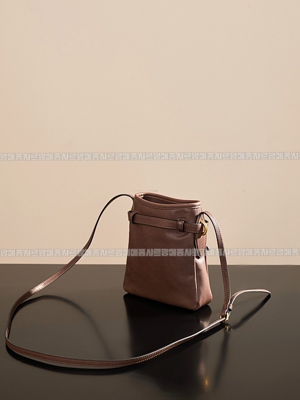 미우미우나파가죽파우치크로스백 20260317-155716-004루.jpg