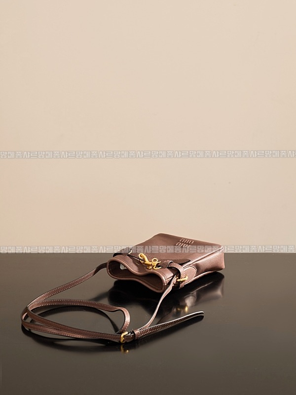 미우미우나파가죽파우치크로스백 20260317-155716-009루.jpg