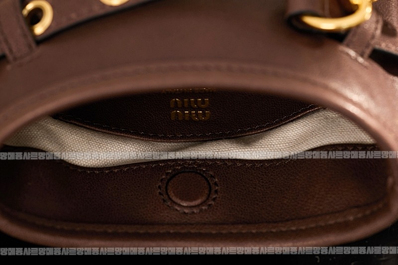 미우미우나파가죽파우치크로스백 20260317-155716-010루.jpg