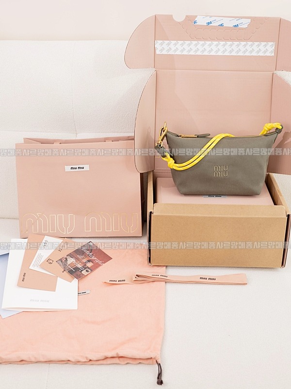 미우미우게버딘파우치 20260317-161920-027루.jpg