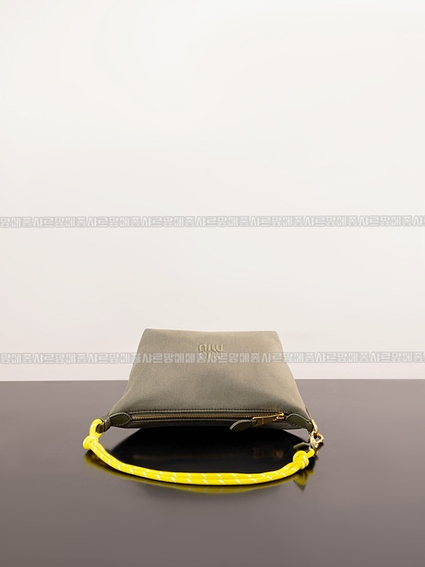 미우미우게버딘파우치 20260317-161914-004루.jpg