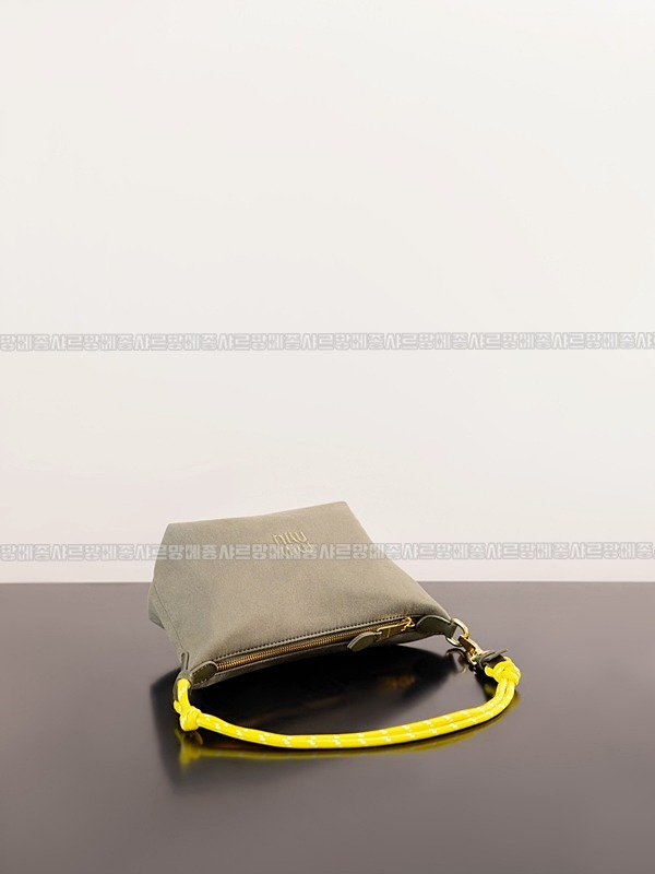 미우미우게버딘파우치 20260317-161914-005루.jpg