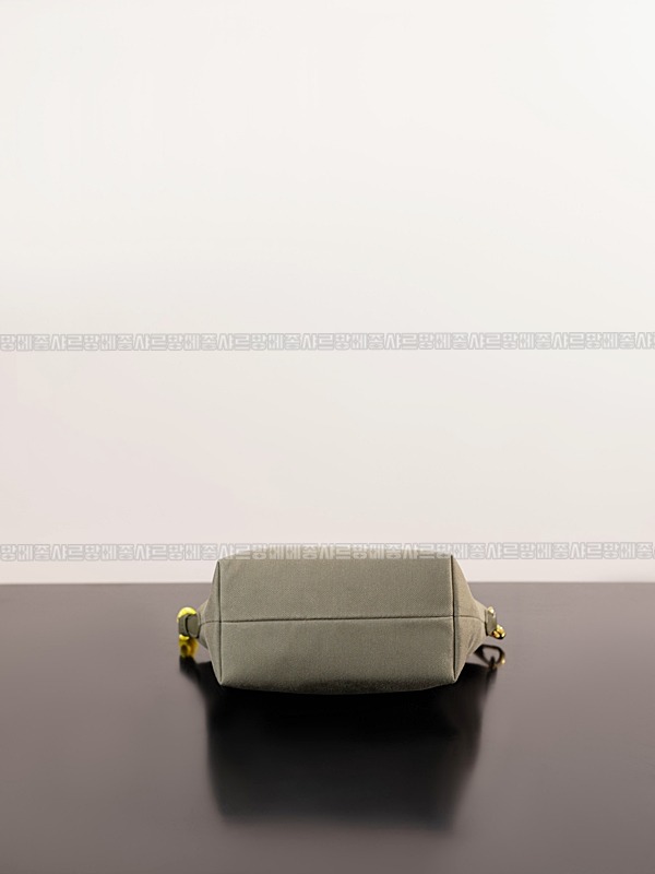 미우미우게버딘파우치 20260317-161914-006루.jpg