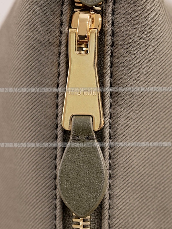 미우미우게버딘파우치 20260317-161917-015루.jpg