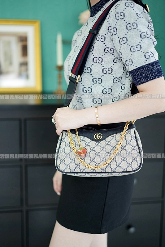 구찌오피디아스ㅡ트로베리참스몰체인숄더백 20260320-143028-020루.jpg