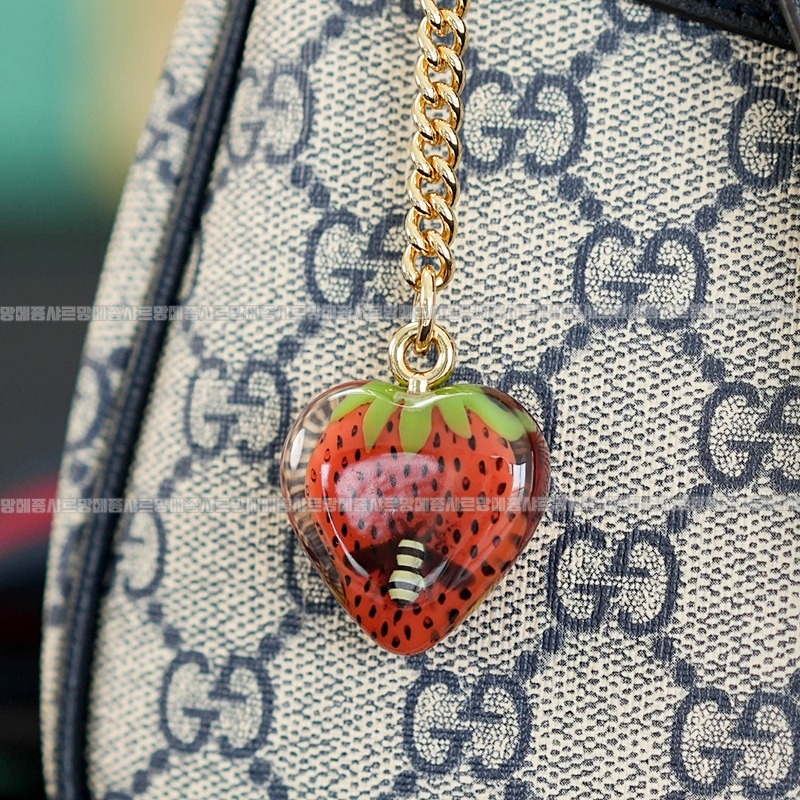 구찌오피디아스ㅡ트로베리참스몰체인숄더백 20260320-143026-010루.jpg