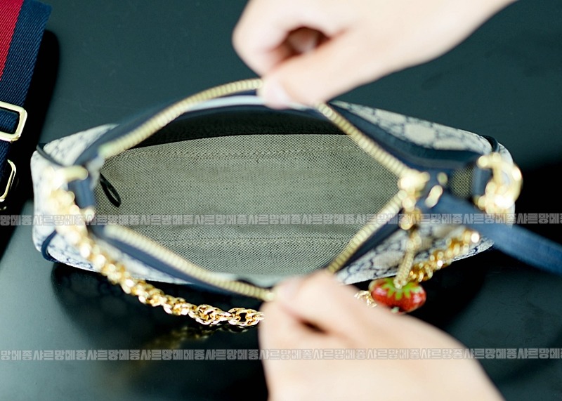 구찌오피디아스ㅡ트로베리참스몰체인숄더백 20260320-143026-009루.jpg