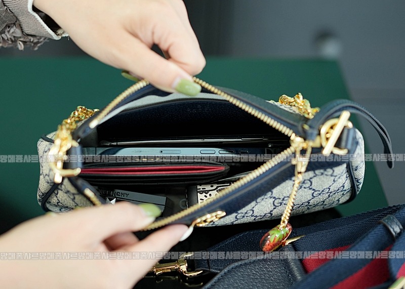 구찌오피디아스ㅡ트로베리참스몰체인숄더백 20260320-143029-029루.jpg