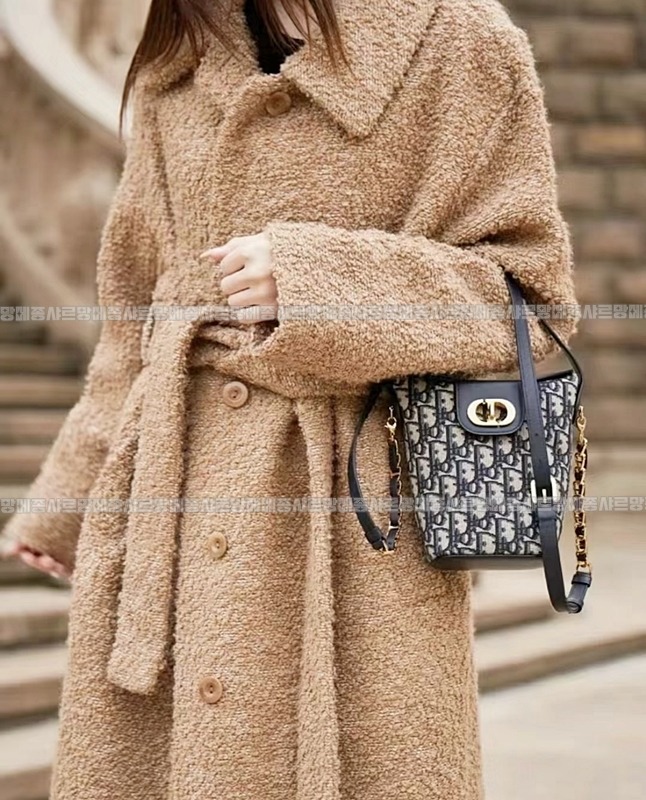 디올30몽테뉴엠버미니버킷백 20260323-114320-019루.jpg