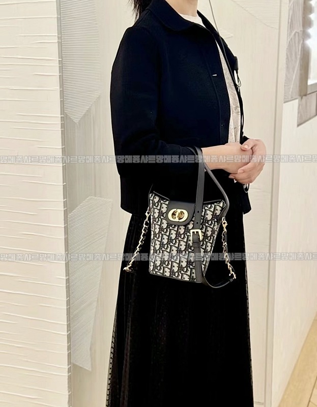 디올30몽테뉴엠버미니버킷백 20260323-114321-022루.jpg