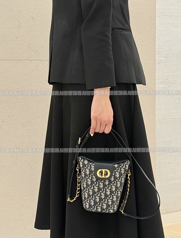 디올30몽테뉴엠버미니버킷백 20260323-114320-021루.jpg