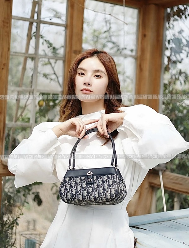 디올오블리크자카드스몰D키백 20260323-115108-031루.jpg