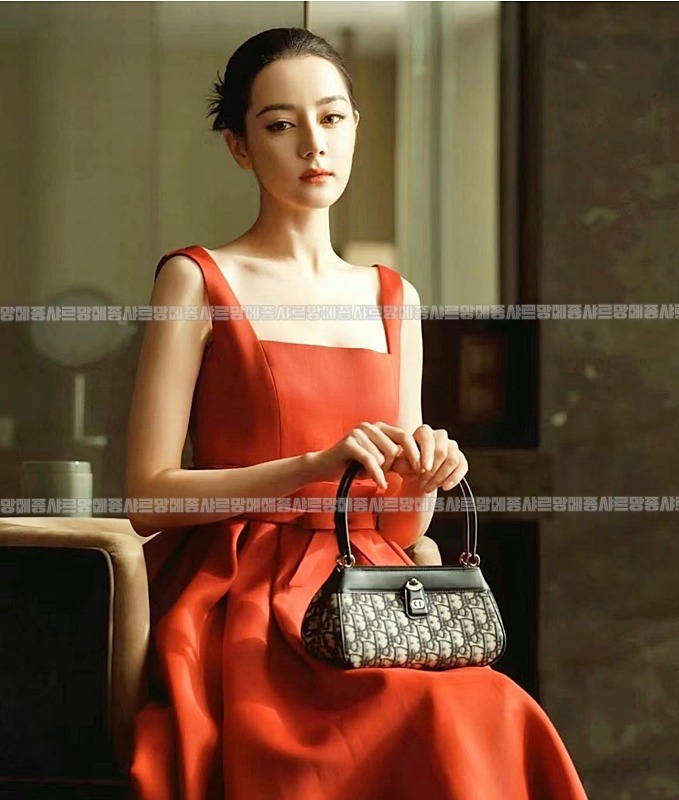 디올오블리크자카드스몰D키백 20260323-115109-032루.jpg