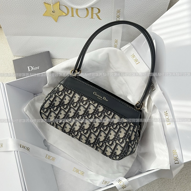 디올오블리크자카드스몰D키백 20260323-115104-002루.jpg