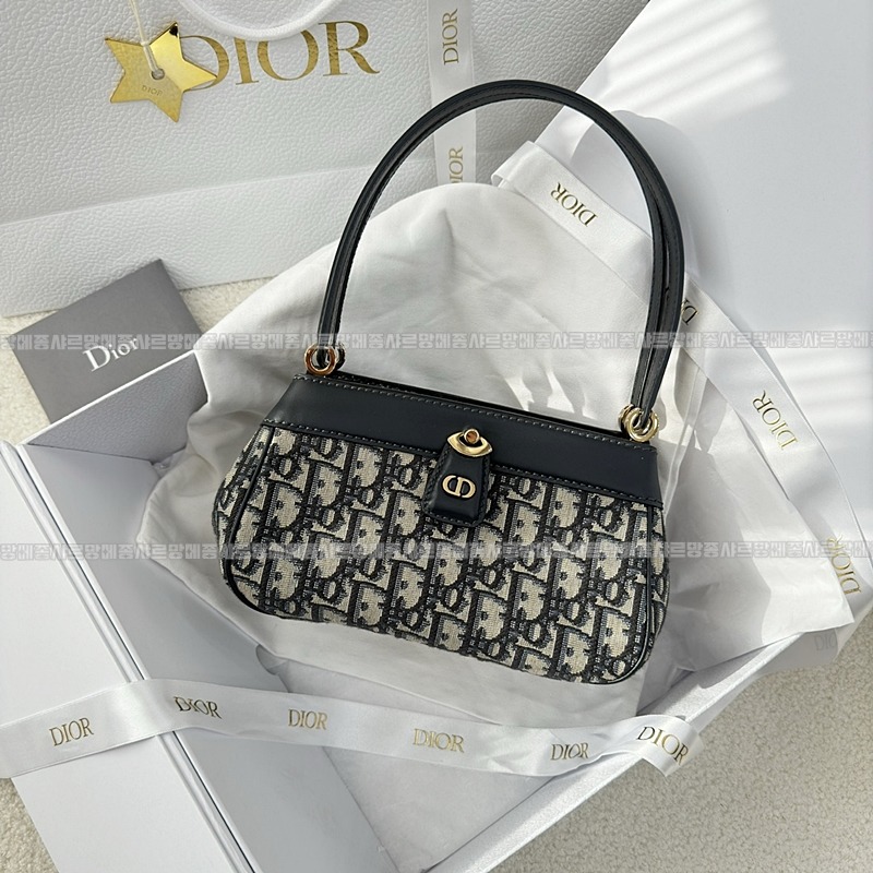 디올오블리크자카드스몰D키백 20260323-115103-001루.jpg