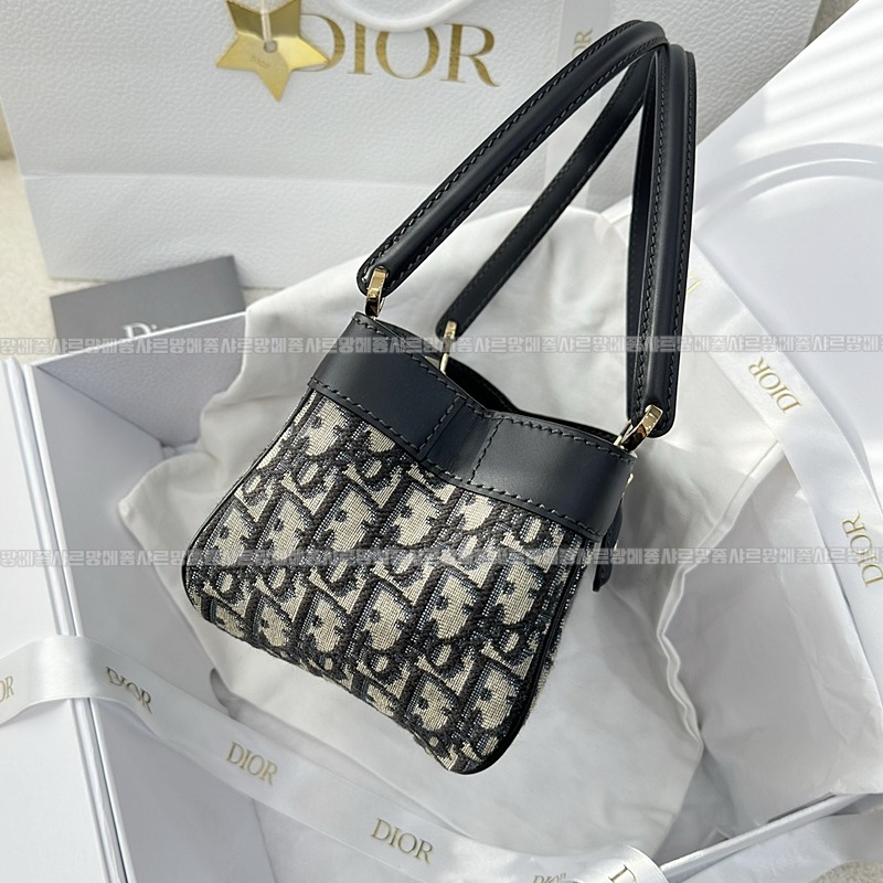 디올오블리크자카드스몰D키백 20260323-115104-003루.jpg