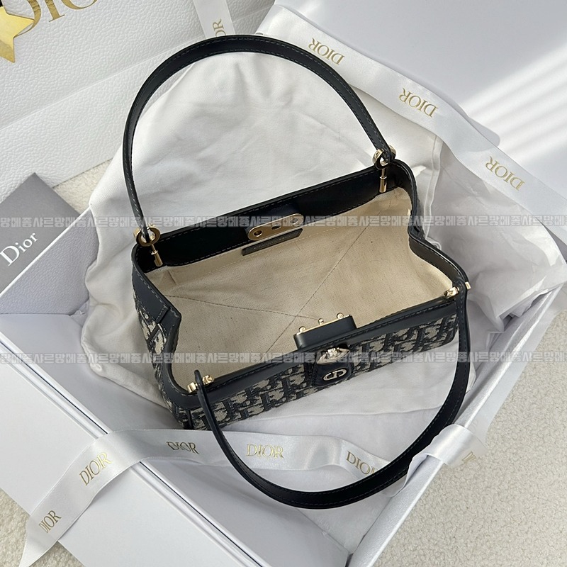 디올오블리크자카드스몰D키백 20260323-115104-005루.jpg