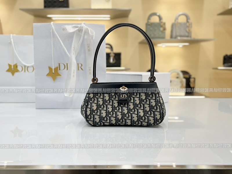 디올오블리크자카드스몰D키백 20260323-115106-019루.jpg