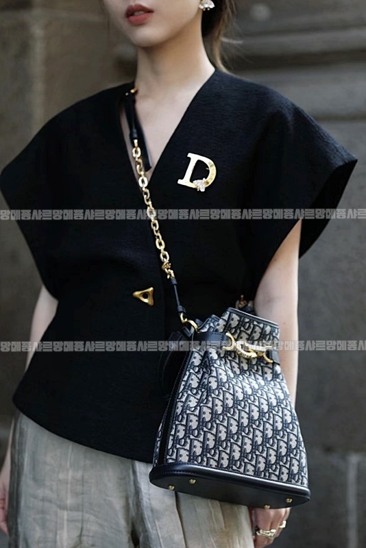 디올쎄오블리크버킷숄더백미디움  20260323-150756-022루.jpg