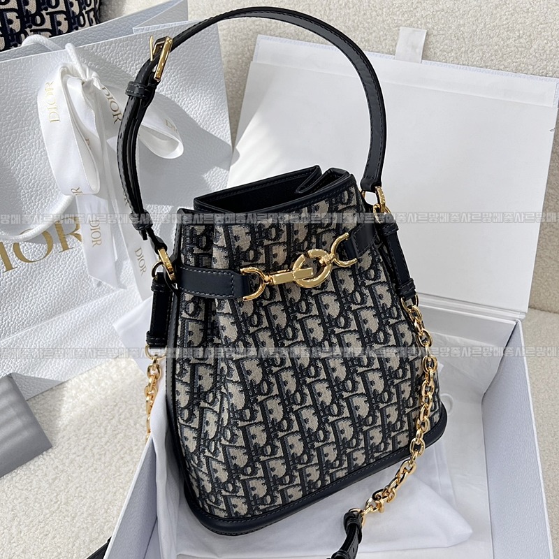 디올쎄오블리크버킷숄더백미디움  20260323-150753-005루.jpg