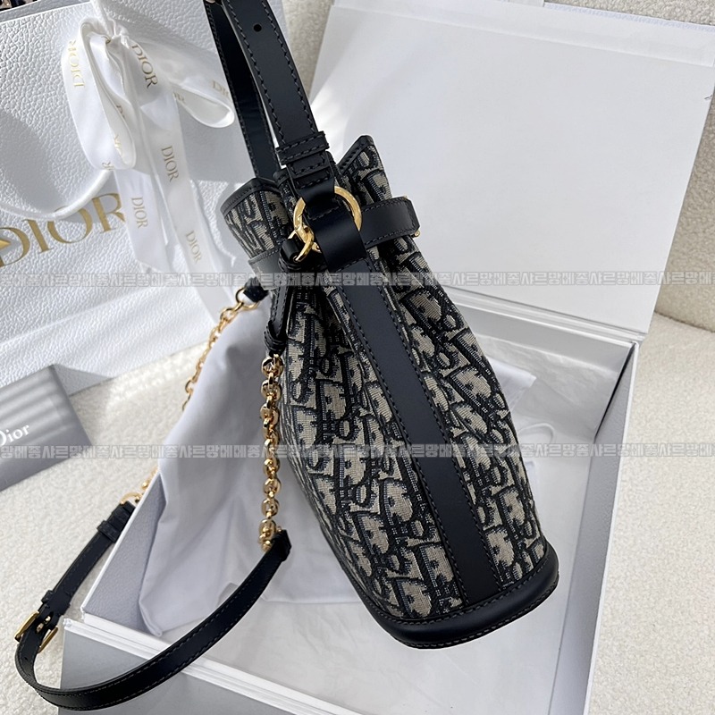 디올쎄오블리크버킷숄더백미디움  20260323-150753-004루.jpg