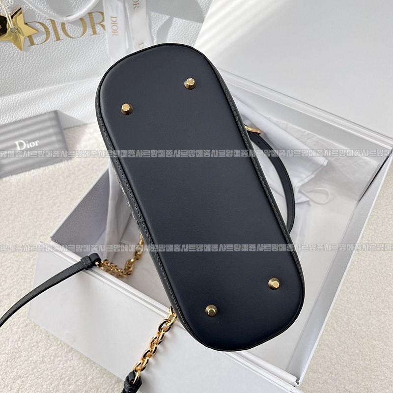 디올쎄오블리크버킷숄더백미디움  20260323-150754-006루.jpg