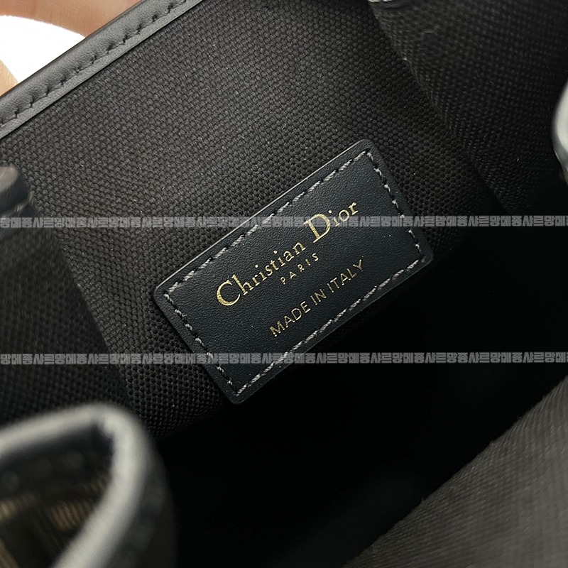 디올쎄오블리크버킷숄더백미디움  20260323-150754-008루.jpg