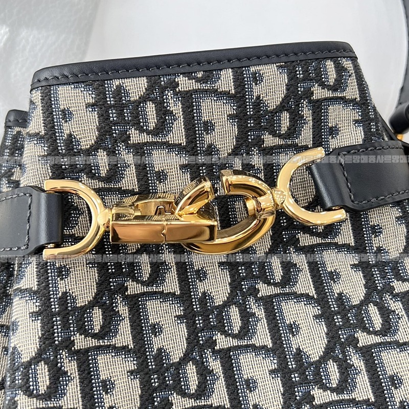 디올쎄오블리크버킷숄더백미디움  20260323-150754-010루.jpg