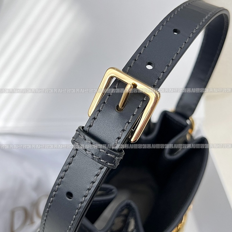 디올쎄오블리크버킷숄더백미디움  20260323-150755-013루.jpg