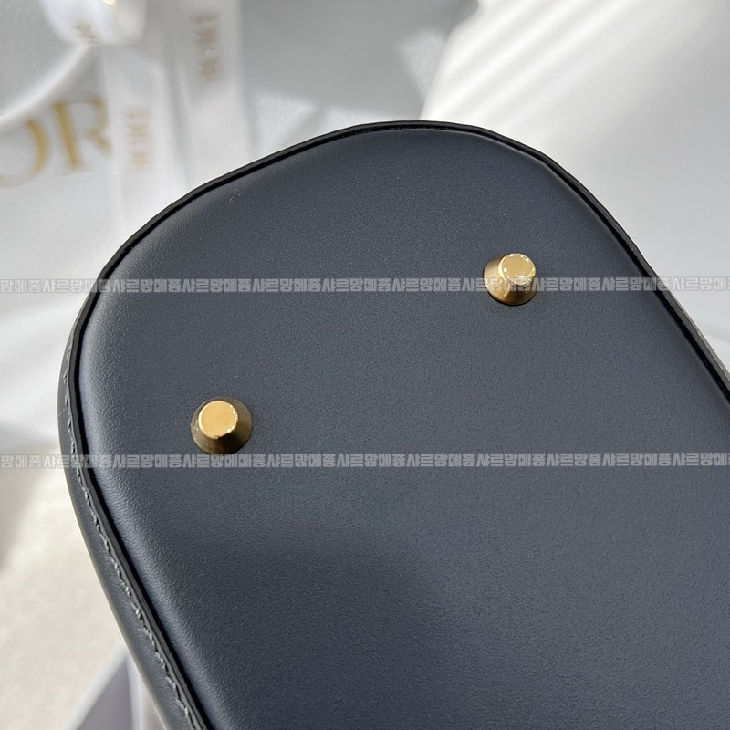 디올쎄오블리크버킷숄더백미디움  20260323-150755-015루.jpg